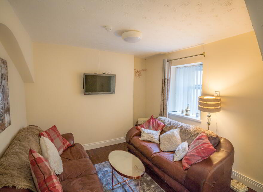 STUDENT ACCOMMODATION, 6 Stewarts Terrace, Derry/Londonderry, BT48 7LH
