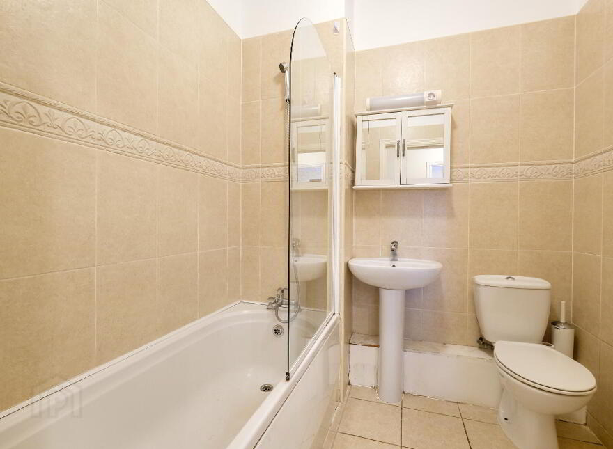 32 Saint Albans, Longford Town, N39NC44