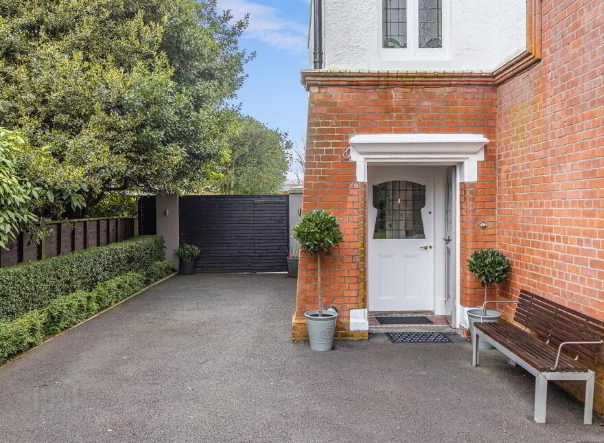 33 Adelaide Park, Malone, Belfast, BT9 6FY