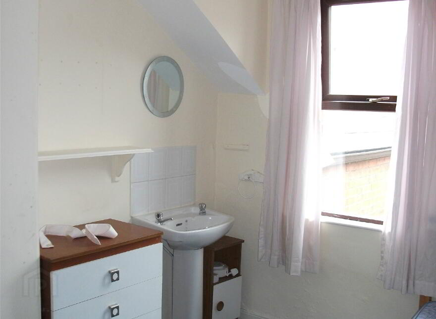 48 University Avenue, Queens, Belfast, BT7 1GY