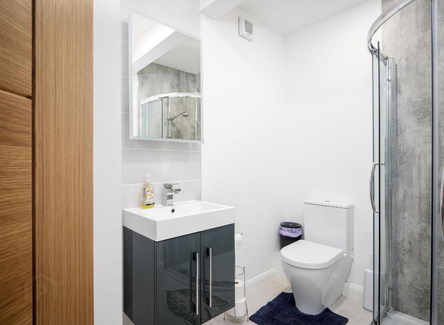 17b Victoria Street, Portrush, BT56 8DL