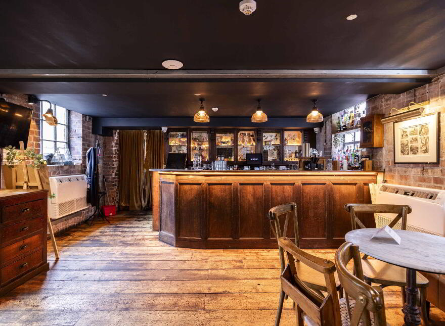 Henry's Bar & The Jailhouse, 4 Joys Entry, Belfast, BT1 4DR