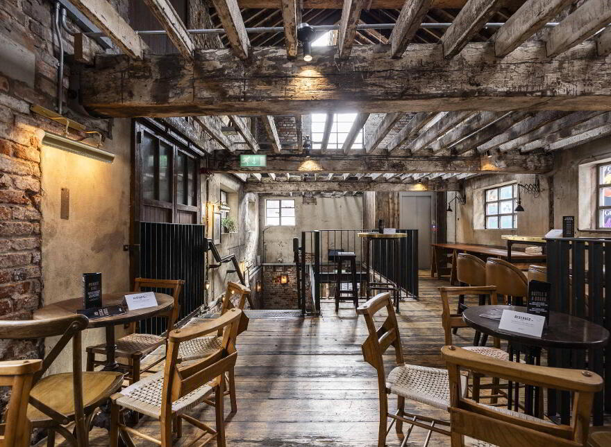 Henry's Bar & The Jailhouse, 4 Joys Entry, Belfast, BT1 4DR