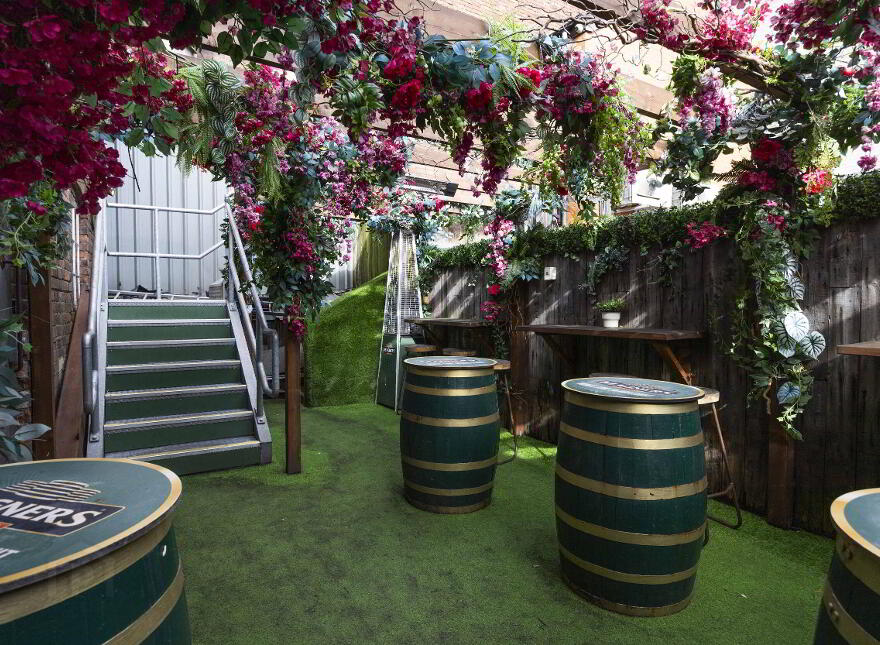 Henry's Bar & The Jailhouse, 4 Joys Entry, Belfast, BT1 4DR