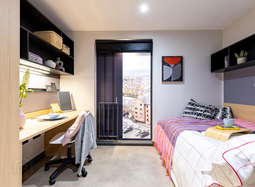 Luxury Studio, Biscuit Factory, 140 Little Donegall St, Belfast, BT1 2FL