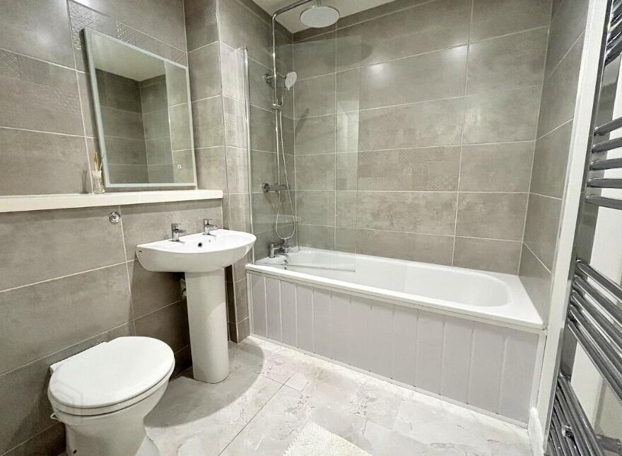 304 College Court Central, Belfast, BT1 6BZ