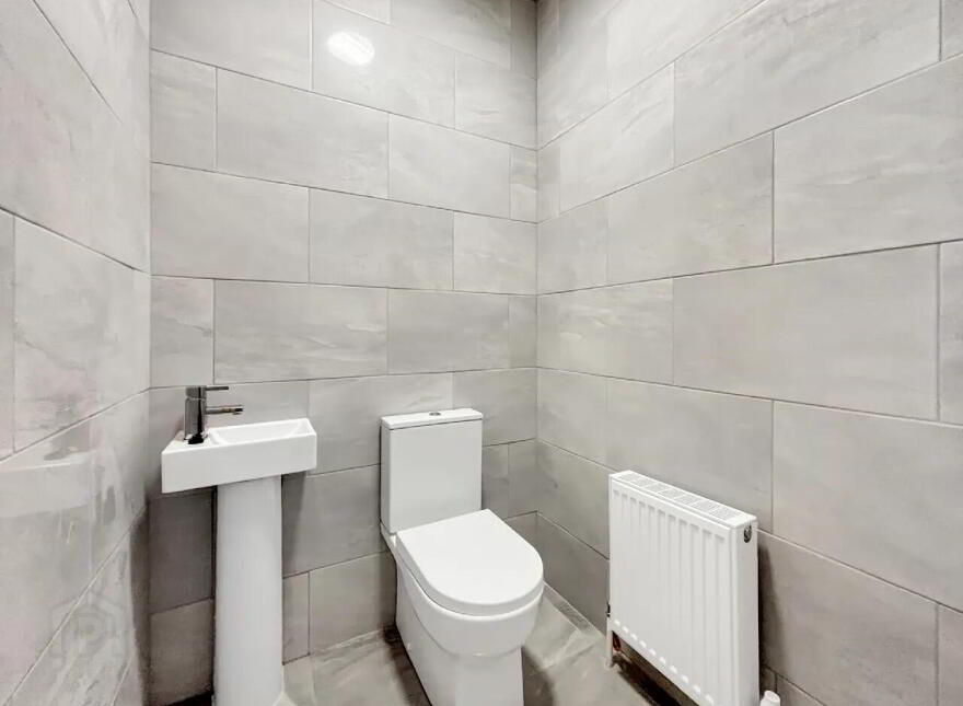Mill Street, Borrisokane, E45YK64