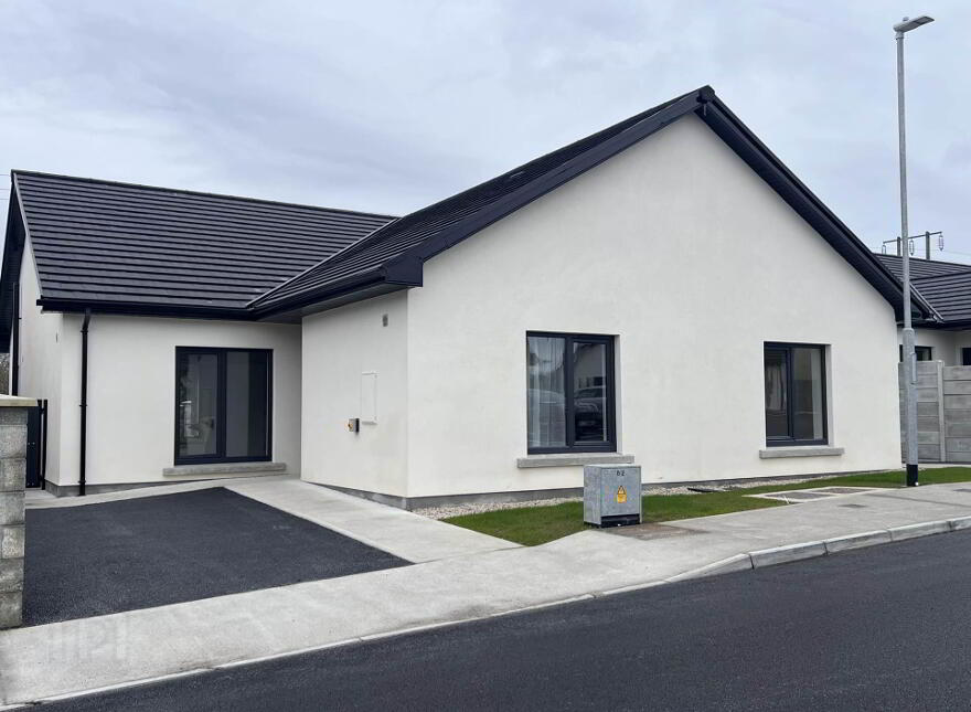 8 Roseville Crescent, Cahir, County Tipperary, E21KF83
