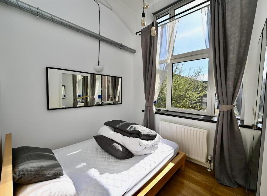 106 Somerset Studios, Marcus Ward Street, Belfast, BT7 1RP