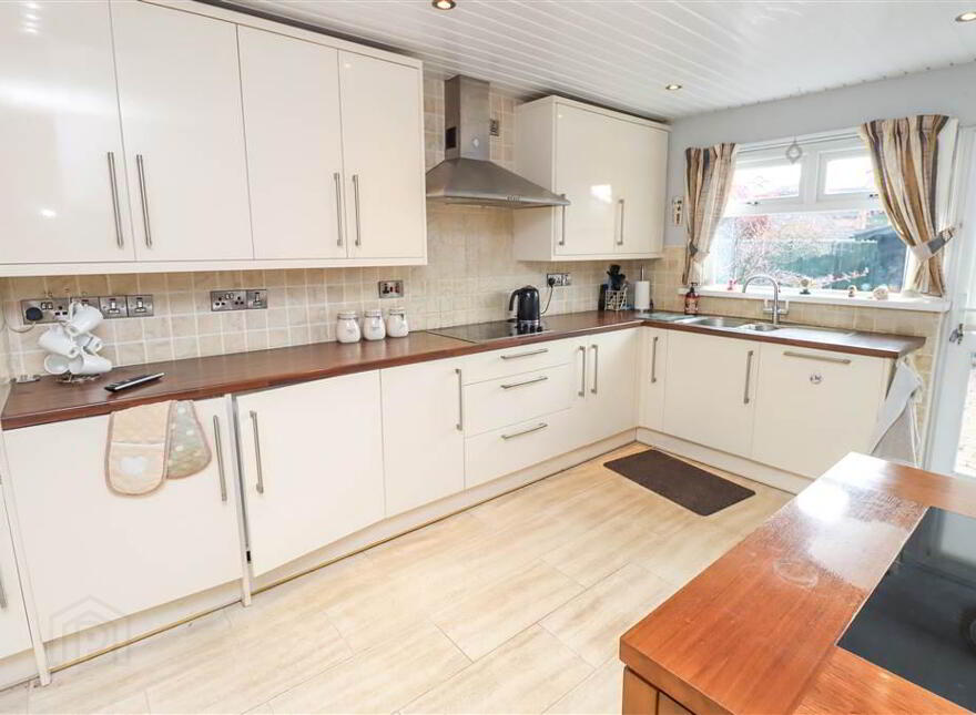 16 Carrowreagh Gardens, Dundonald, Belfast, BT16 1TW