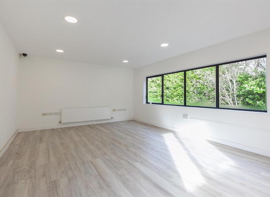 First Floor Commercial Unit At, 29 Ballyclare Road, Newtownabbey, BT36 5EU