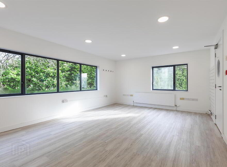 First Floor Commercial Unit At, 29 Ballyclare Road, Newtownabbey, BT36 5EU