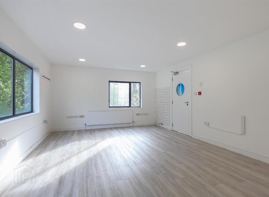 First Floor Commercial Unit At, 29 Ballyclare Road, Newtownabbey, BT36 5EU