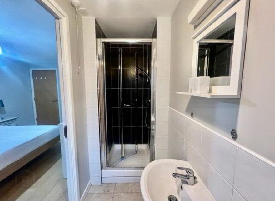 Apartment 6 17 Queens Square, Belfast, BT1 3FF
