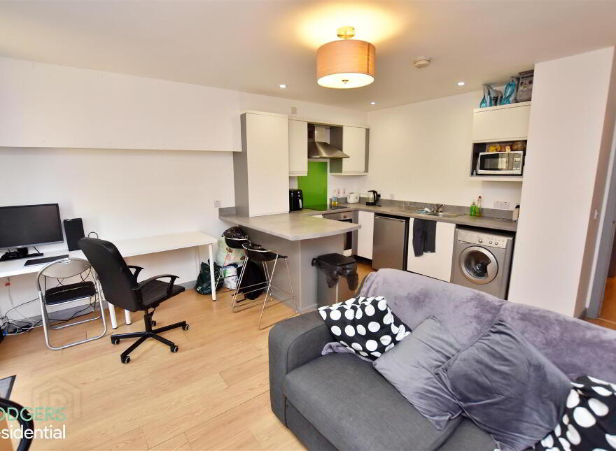Apt 3, 104 Eglantine Avenue, Belfast, BT9 6EU