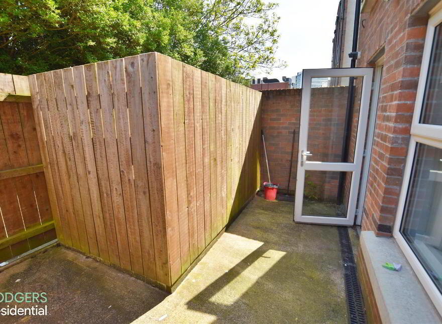 Apt 3, 104 Eglantine Avenue, Belfast, BT9 6EU
