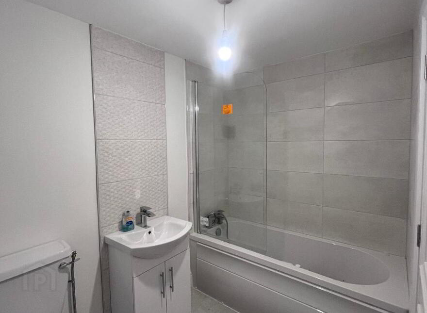 ROOMS TO RENT, 30 Lower Violet Street, - Utilities Included. Derry/L...Waterside, BT47 2AR