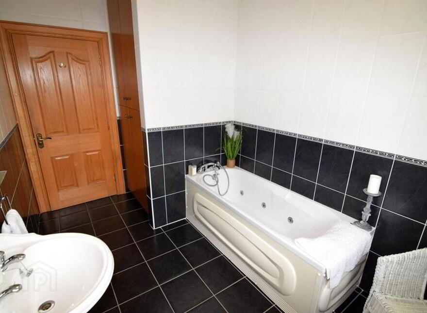 Slieve League House, Croaghlin, Teelin, F94YD23