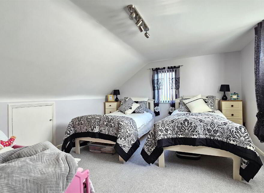 5 Rose Gardens, Carrickfergus, BT38 8FD