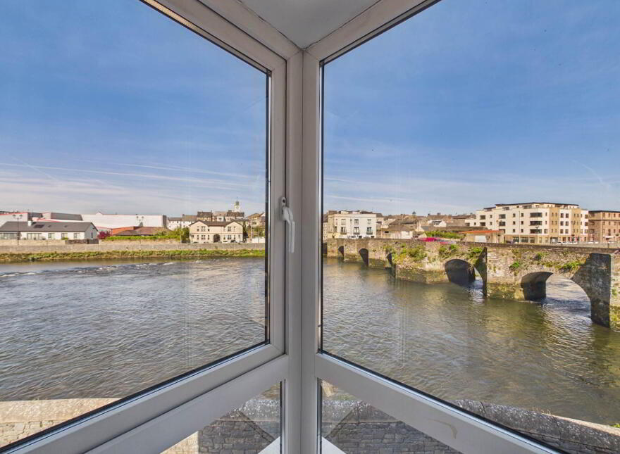 Old Bridge House- The Weir, South Quay, Carrickbeg, Carrick-On-Suir, E32X339