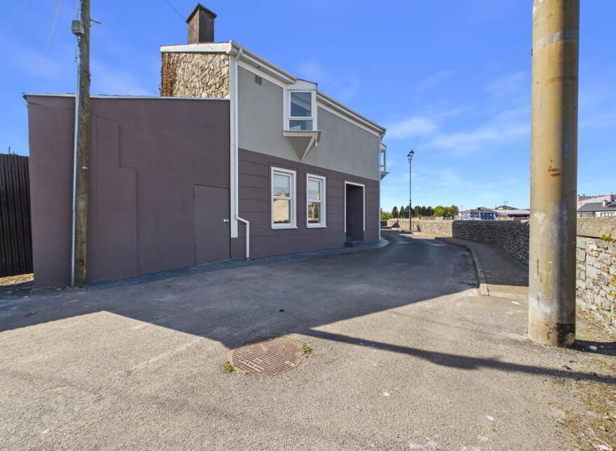 Old Bridge House- The Weir, South Quay, Carrickbeg, Carrick-On-Suir, E32X339