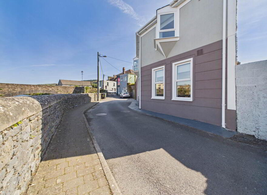 Old Bridge House- The Weir, South Quay, Carrickbeg, Carrick-On-Suir, E32X339