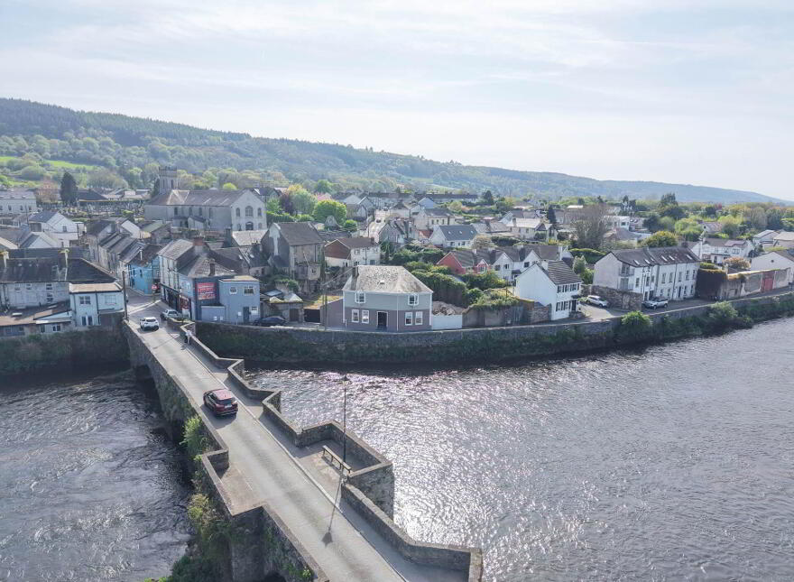 Old Bridge House- The Weir, South Quay, Carrickbeg, Carrick-On-Suir, E32X339