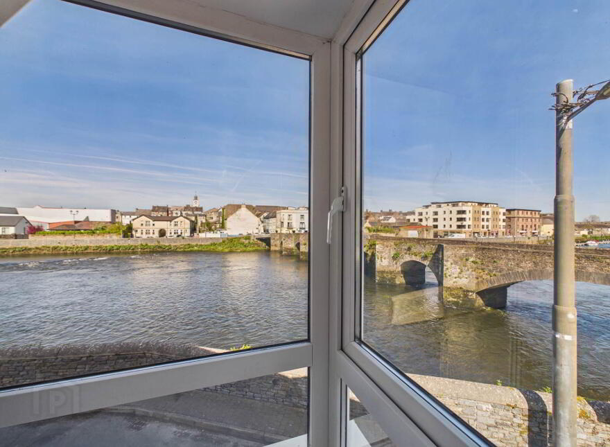 Old Bridge House- The Weir, South Quay, Carrickbeg, Carrick-On-Suir, E32X339