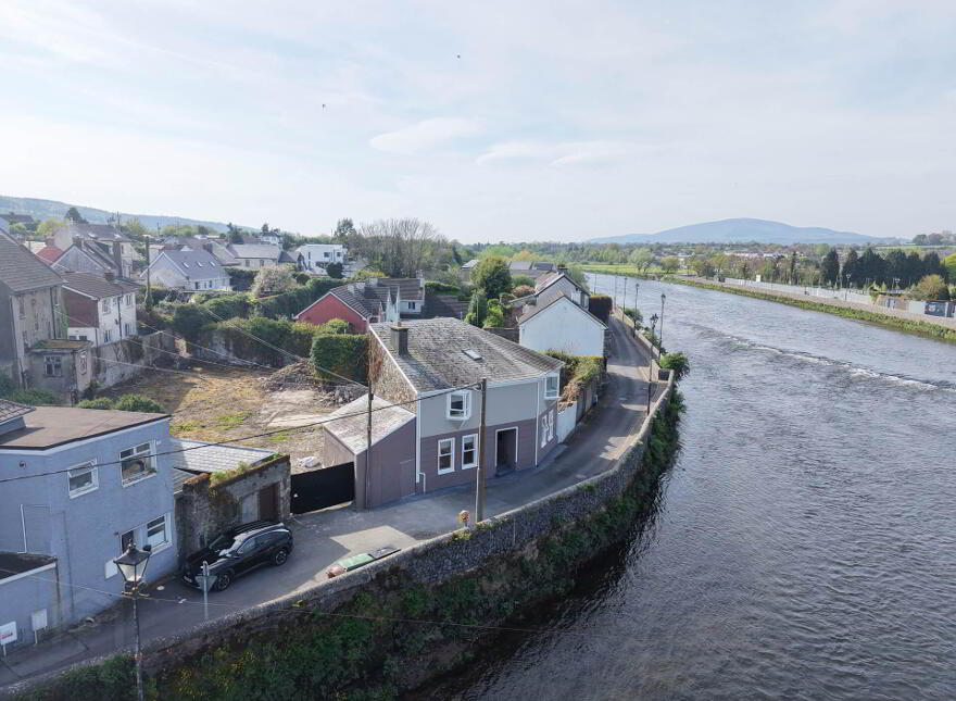 Old Bridge House- The Weir, South Quay, Carrickbeg, Carrick-On-Suir, E32X339