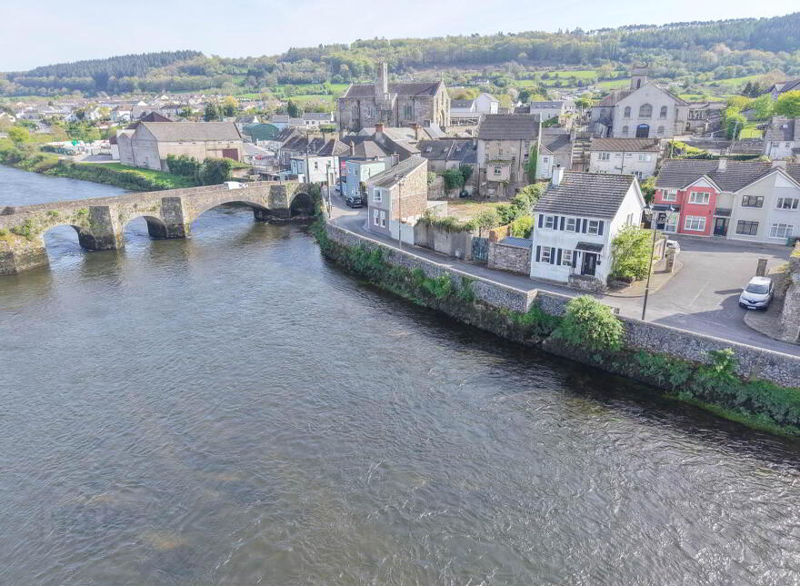 Old Bridge House- The Weir, South Quay, Carrickbeg, Carrick-On-Suir, E32X339