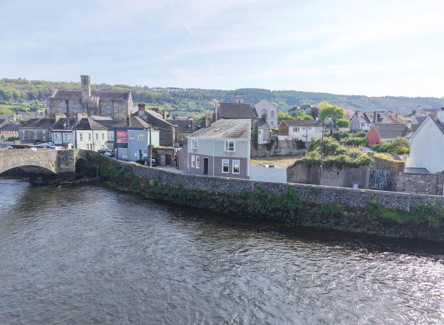 Old Bridge House- The Weir, South Quay, Carrickbeg, Carrick-On-Suir, E32X339
