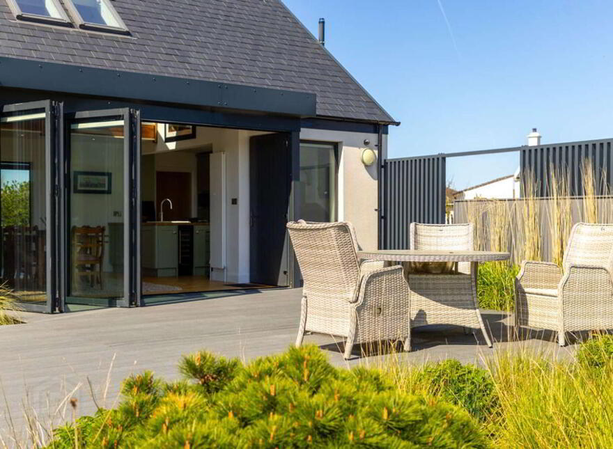 Ballylinny House, 5 Causeway Road, Bushmills, BT57 8SU
