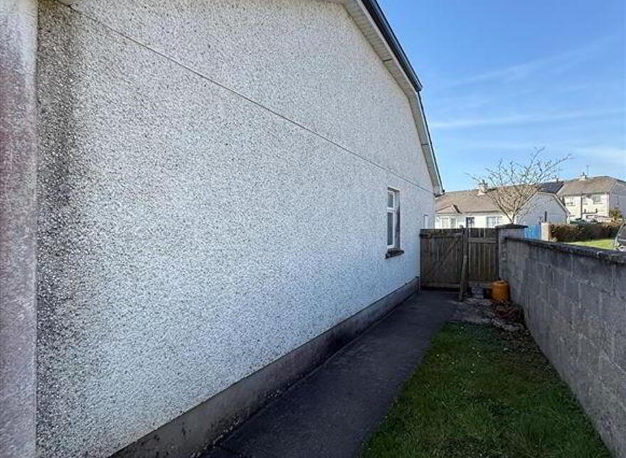 27 Priory Park, Ballaghaderreen, F45KW56