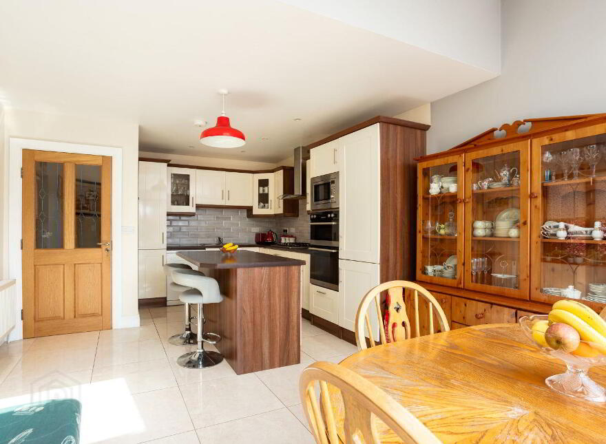 O'Brien's Bar, 3 South Square, Rosscarbery, P85AF89