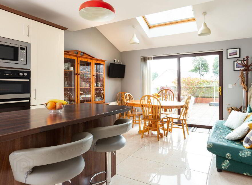 O'Brien's Bar, 3 South Square, Rosscarbery, P85AF89