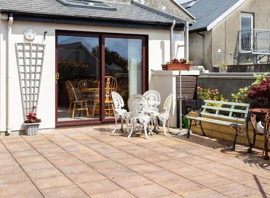 O'Brien's Bar, 3 South Square, Rosscarbery, P85AF89