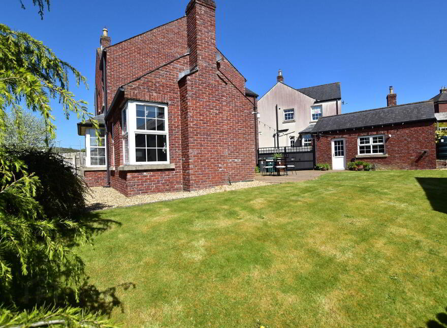 8 Lady Wallace Crescent, Lisburn, BT28 3GP