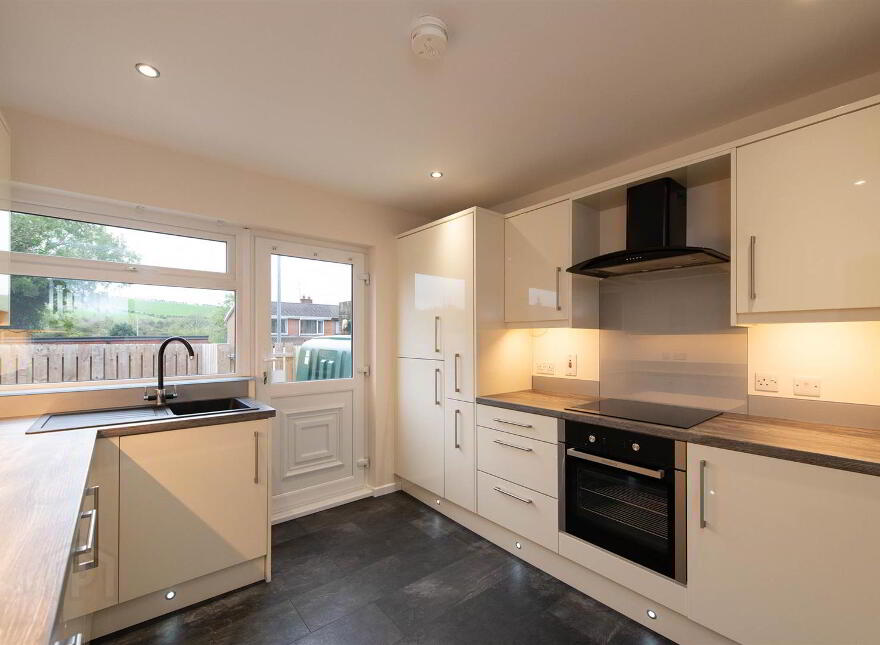 2 Knowes Crescent, Ballynahinch, BT24 8LJ