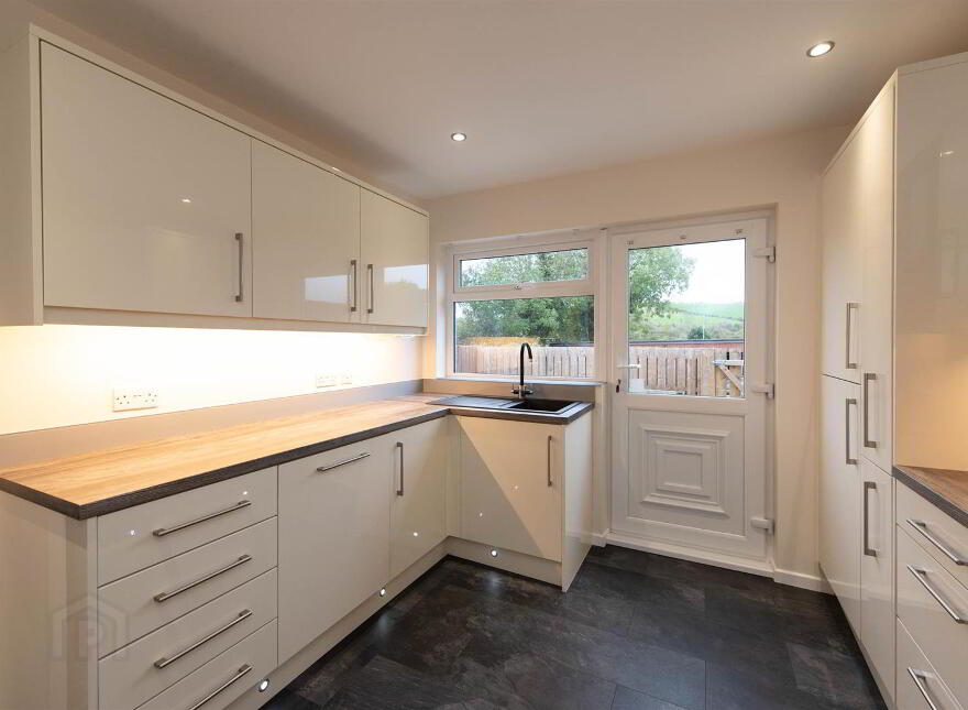 2 Knowes Crescent, Ballynahinch, BT24 8LJ