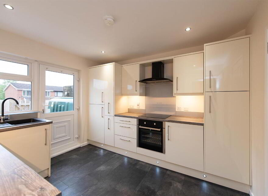 2 Knowes Crescent, Ballynahinch, BT24 8LJ