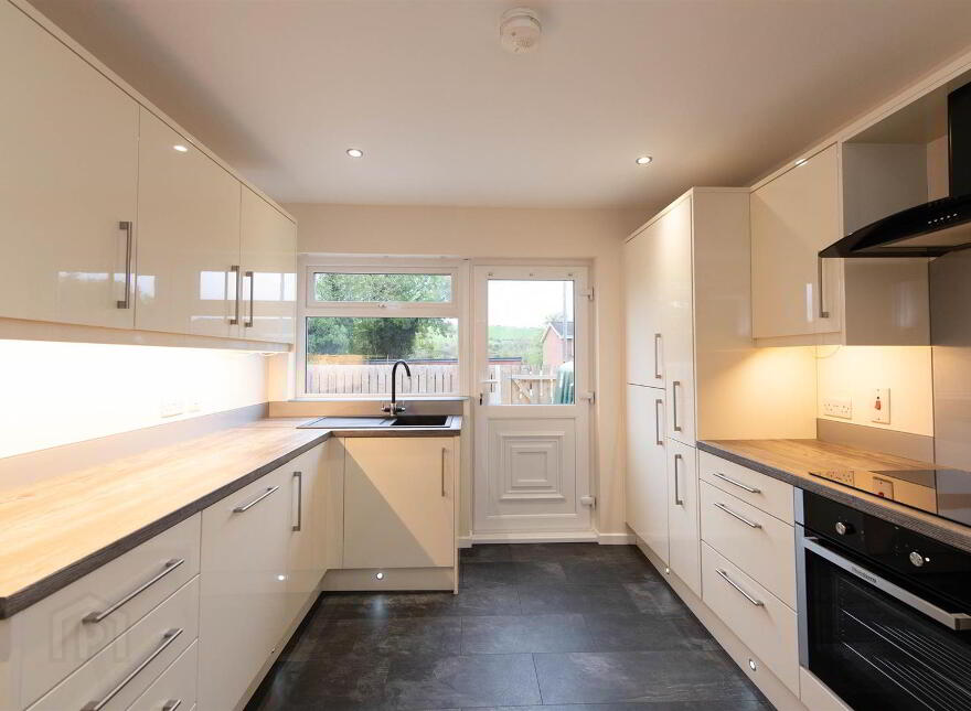 2 Knowes Crescent, Ballynahinch, BT24 8LJ