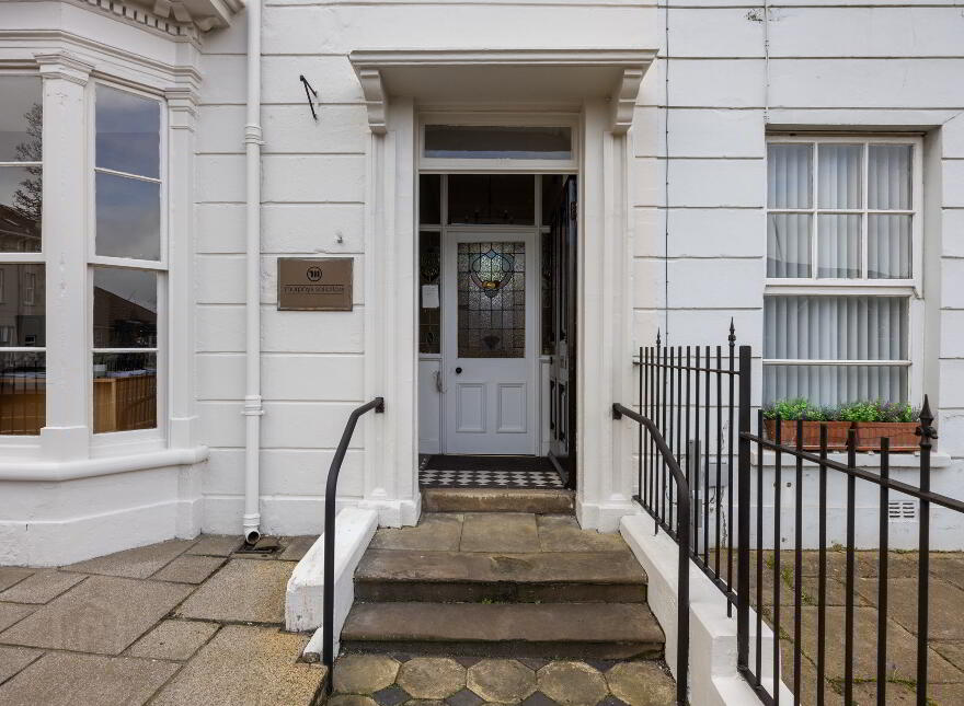 142 High St, Holywood, BT18 9HS