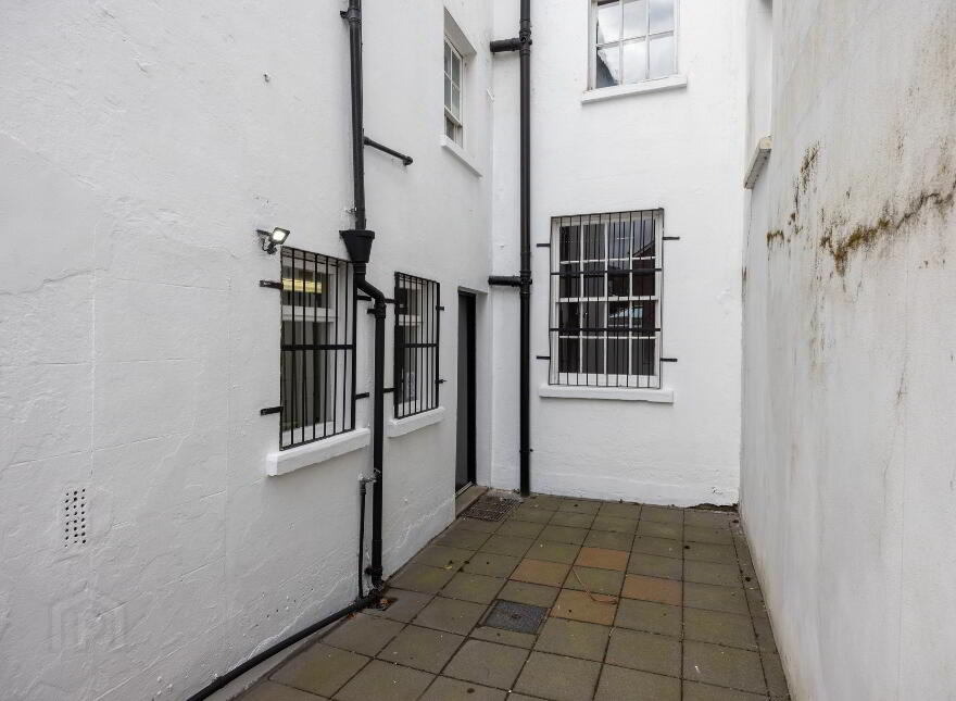 142 High St, Holywood, BT18 9HS