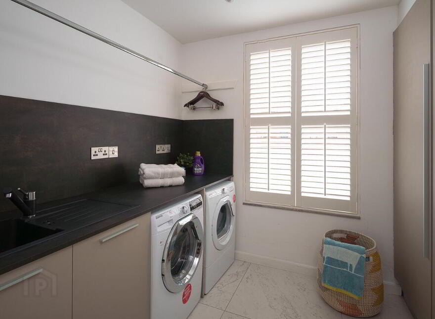 Sea Beach, Sandymount, Blackrock, A91N274
