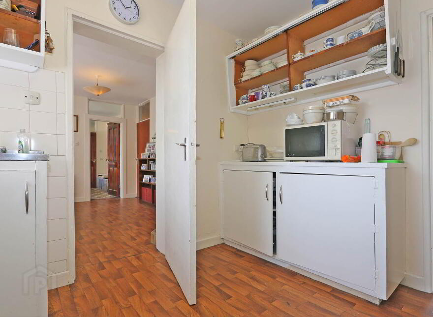 Treetops, Shannon Lawn, North Circular Road, V94TCC4