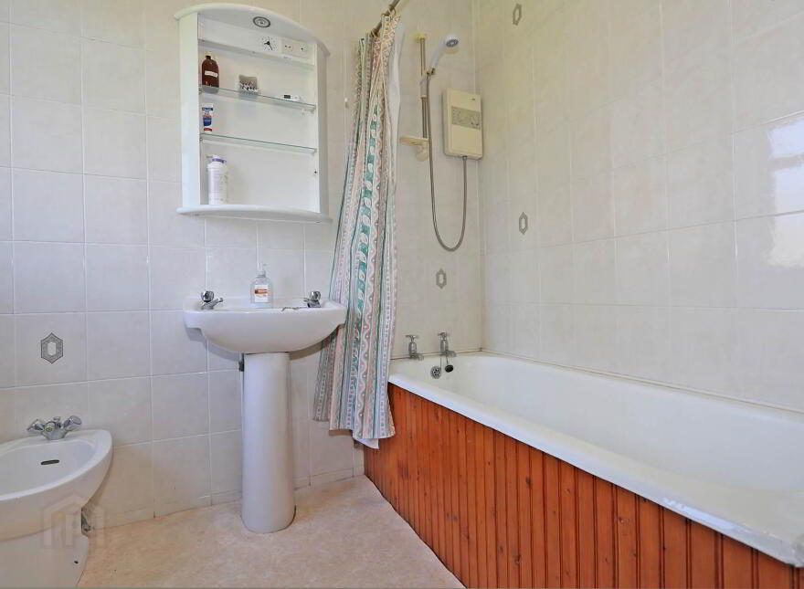 Treetops, Shannon Lawn, North Circular Road, V94TCC4