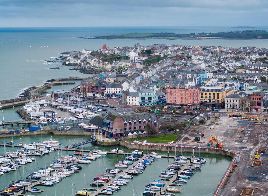 Royal Hotel, & Windsor Bar, 22-28 Quay Street, Bangor, BT20 5ED