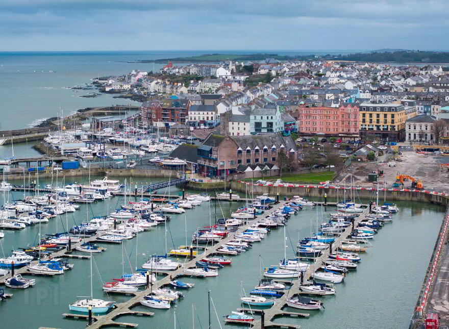 Royal Hotel, & Windsor Bar, 22-28 Quay Street, Bangor, BT20 5ED