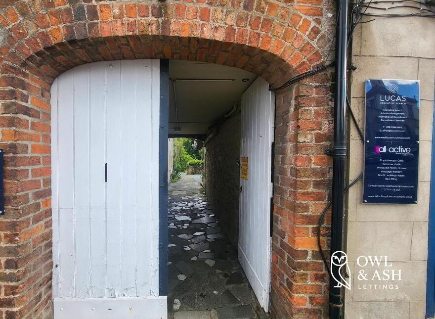 32B Main Street, Royal Hillsborough, BT26 6AE