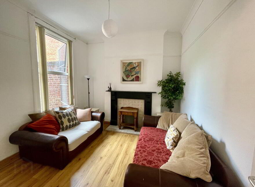 1 Wellington Park Avenue, Belfast, BT9 6DT